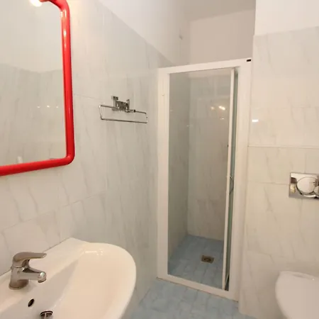 Modern Flat By The דירה